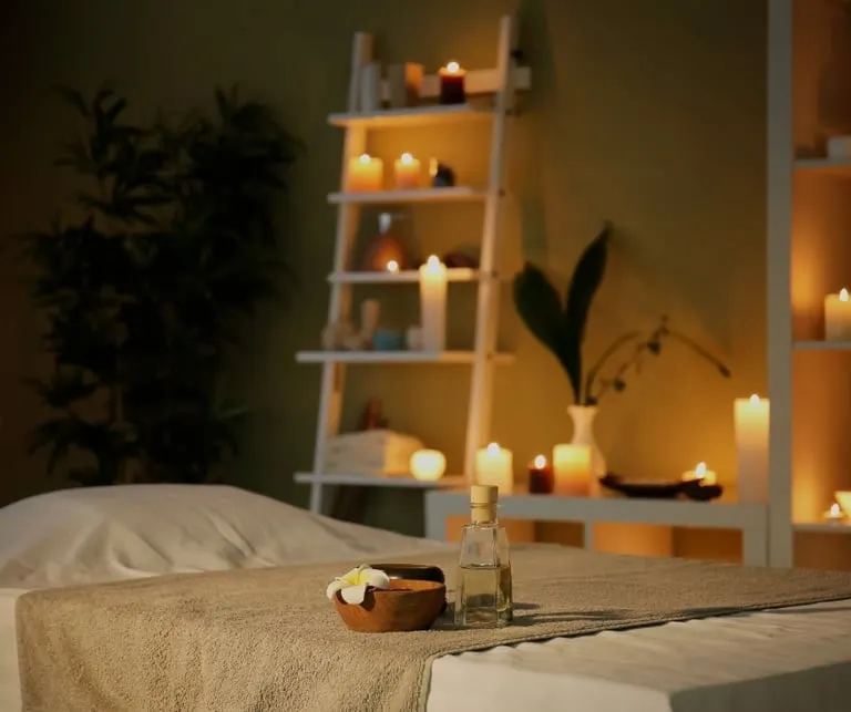 Aromatouch massaažiruum küünaldega