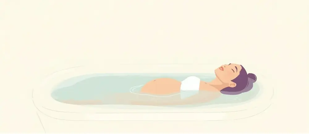 Беременная женщина спокойно лежит в воде. Сцена передаёт расслабление и заботу о теле.