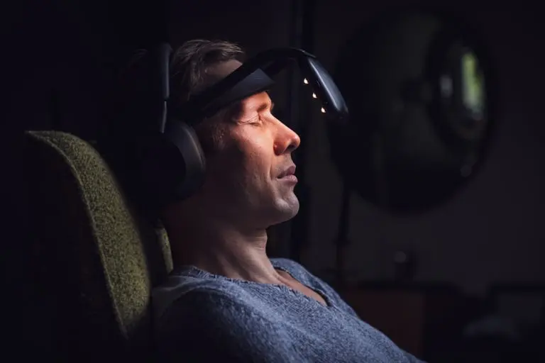 Мужчина использует прибор NeuroVIZR